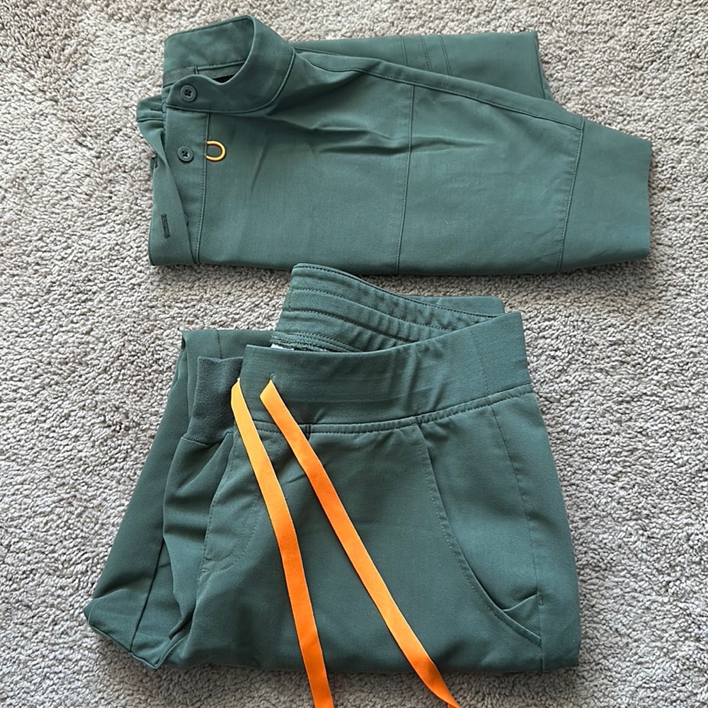 Figs Moss Manilla top- SMALL and Zamora joggers- MEDIUM